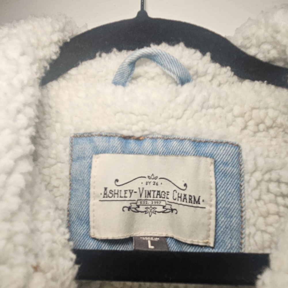 Ashley Vintage Charm Women's Light Blue Denim Jacket Sz Large - Picture 2 of 5